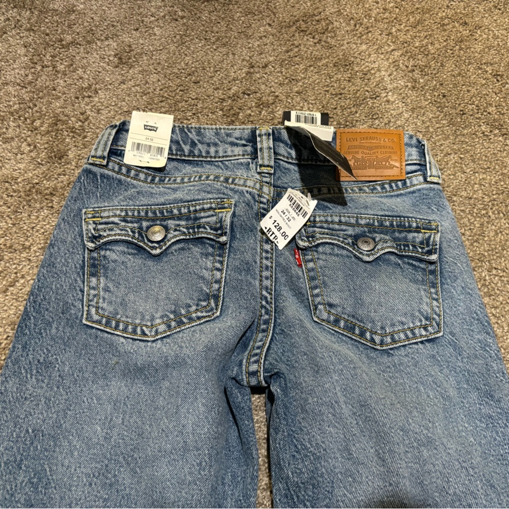 Women’s Levi’s jeans